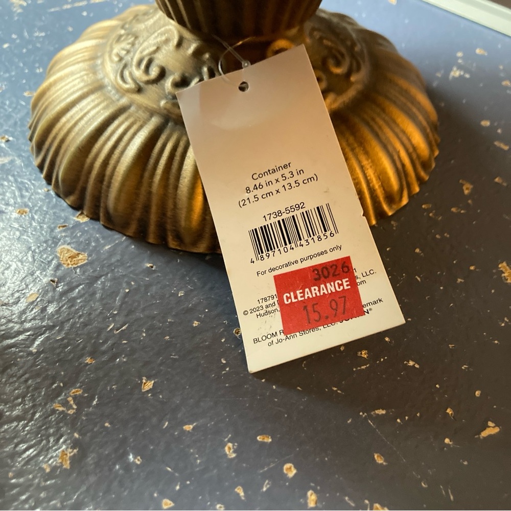Elegant Gold Decorative Vases - Picture 3 of 7